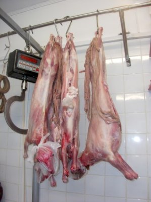 Ministrul Agriculturii: Există foarte multe stocuri de alimente; sunt suficienţi miei pentru masa de Paşte